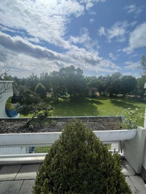 Einmalige lichtdurchflutete Penthouse Wohnung mit 100qm Dachterrasse und weitem Blick ins Grüne