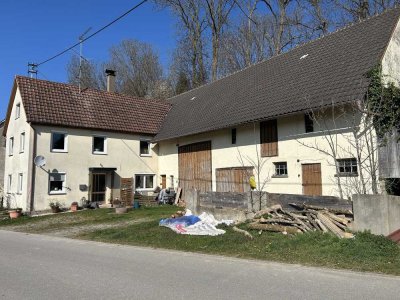 Bauernhaus mit Nebengebäuden in schöner Lage