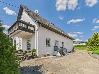 Großzügiges Zweifamilienhaus mit Nebengebäude und weitläufigen Baugrundstück