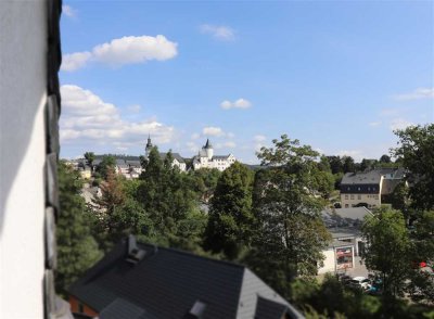 moderne, sanierte Dachgeschosswohnung mit Blick auf Schloss und Kirche