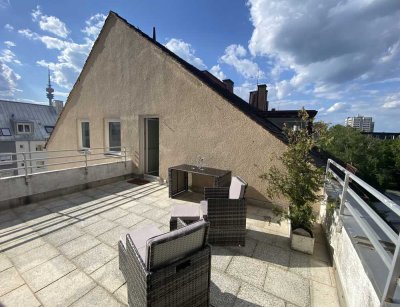 Erstbezug nach Vollsanierung! Möblierte 2-Zi-Penthousewohnung mit 20 m² Sonnenterrasse in Schwabing