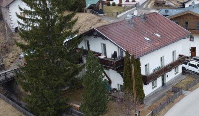 Wohnhaus mit drei kleinen Wohneinheiten.