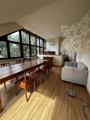 Möblierte 2,5-Zimmerwohnung im DG mit Balkon, Panoramafenstern und Blick ins Grüne