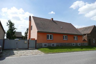 Bauernhof mit Stall und Scheune