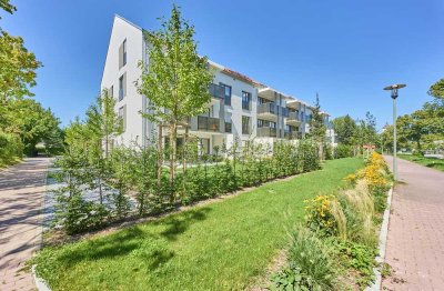 Neubau: Helle und ruhige Zwei-Zimmer-Wohnung mit luxuriöser Innenausstattung mit Balkon und EBK