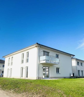 Erstbezug: Doppelhaushälfte! Familienfreundlich + energieeffizient (KfW40+QNG) mit Balkon + Terrasse