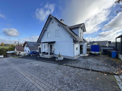 Ihr neues Zuhause am Ortsrand – modernes Massivhaus mit Kamin & sonnigem Garten