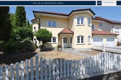 Anspruchsvolle Architektur in ruhige Lage mit ELW , Solaranlage und zwei innenliegenden Garagen!