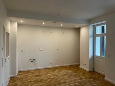 !Luxuswohnung im Denkmal! - Helle 2,5-Raum-Wohnung - West-Balkon, Parkett, CAT-7 Netzwerk, Wohnküche