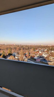 Wohnen über den Dächern Münchens – möblierte 2,5-Zimmer im 12. Stock mit Balkon