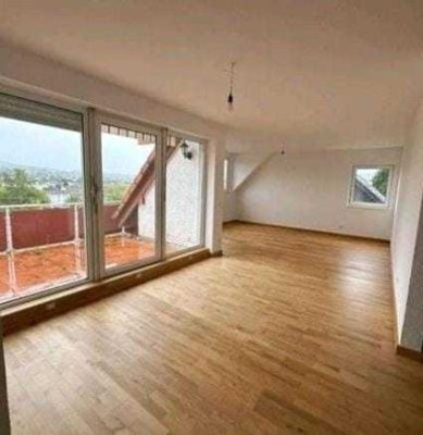 WG-geeignete 5-Zimmer-Wohnung mit Balkon und Einbauküche in Taunusstein