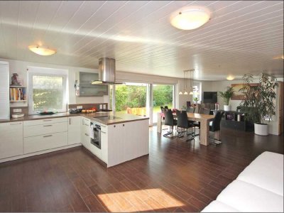 Exclusive Wohnküche: 3 Zimmer Erdgeschoss-Wohnung mit 1 Zimmer Appartment und Garten