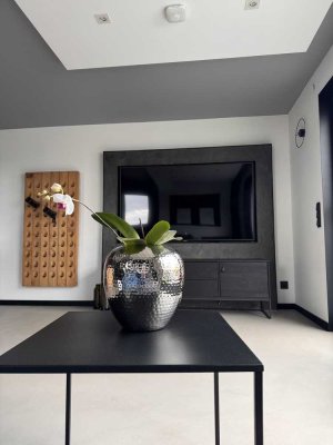 Hochwertig möbliert + modern gestaltete 2-Zi. Wohnung in ruhiger Lage mit schöner Aussicht
