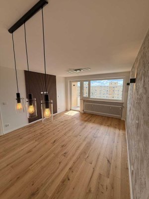 Exklusiv Wohnen mit Weitblick: Sanierte 4-Zi.-Whg mit Süd-Loggia, Lift & Stellplatz – Provisionsfrei