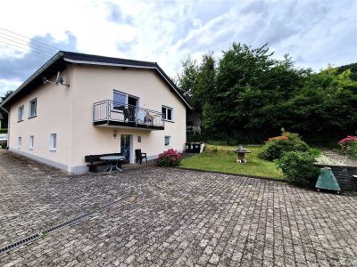 Bungalow mit tollem Ausblick / Garten und 2 Garagen in ruhiger Lage von Tholey