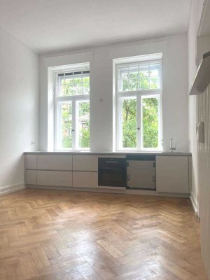 Erstbezug: Elegante Altbauwohnung mit 2 Balkonen