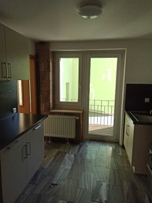 Neuwertige Wohnung mit vier Zimmern großer Wohnstube sowie Balkon und EBK in Zwickau