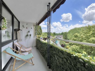 Helle sowie großzügige 3-Zimmer-Wohnung mit sonnigem Balkon und Weitblick in guter Lage