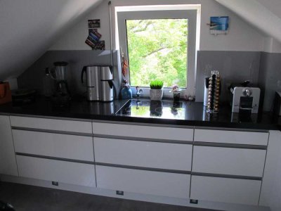 Stilvolle, neuwertige 2,5-Zi.-Maisonette-Wohnung mit Balkon und Einbauküche in Stuttgart