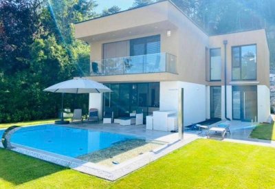 High-Tech-Luxusdomizil mit Infinity-Pool in indyllischer Waldrandlage
