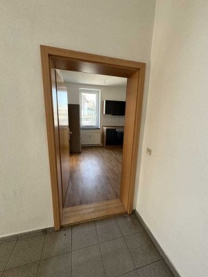 Geräumige 2 Raumwohnung im EG mit EBK und Keller frisch renoviert