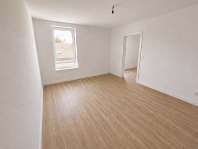 Neubau-Wohnung mit moderner Küchenzeile und Badewanne