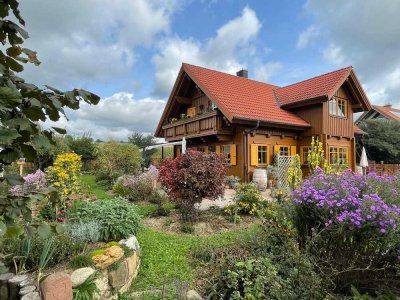 Nachhaltiges Tiroler Holzhaus mit Bauerngarten und Charme