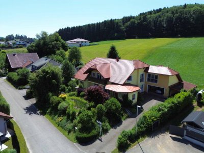 Traumhaus mit 2 XL Terrassen, idyllischem Garten, Biotop, Einliegerwohnung, Doppelgarage Carport nur ca. 5 km zum Attersee in St. Georgen im Attergau