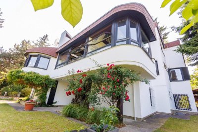 GROßZÜGIGER FAMILIENWOHNSITZ AM HEUBERG IN RUHELAGE MIT INDOORPOOL, WELLNESS, GARTEN &amp; WIEN-BLICK
