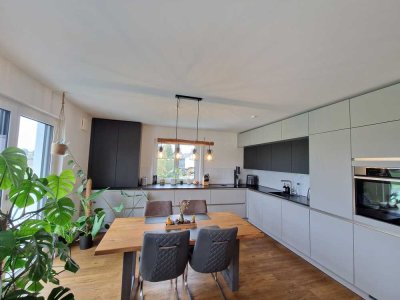 Neuwertige 3-Zimmer-Wohnung mit Einbauküche, Balkon, Garage und Stellplatz