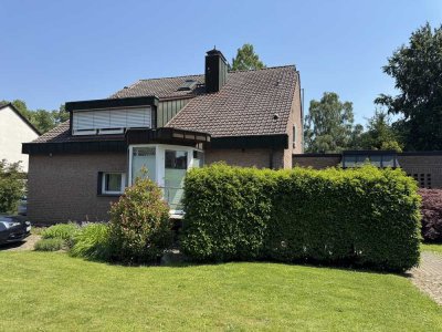 Erdgeschosswohnung im Zweifamilienhaus mit eigenem Eingang, Indoor-Pool, Sauna und Garten