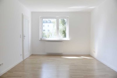 Von privat: Sonnige Wohnung 2 Zimmer zum Verkauf in München, saniert Heiz., Elek., Bad, Boden, Küche
