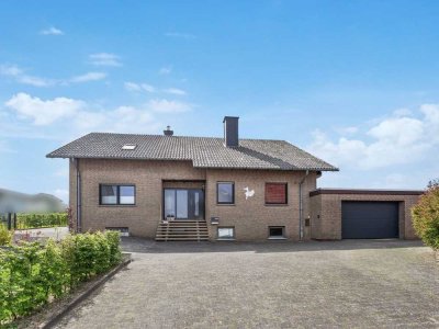 Modernisiertes Ein-/Zweifamilienhaus auf großem Grundstück in Helmern