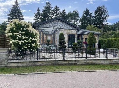 Winkelbungalow gehoben und modernisiert, mit Pool direkt an der Briese.