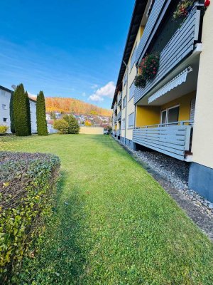 Modern sanierte 4,5-Zimmer-Erdgeschosswohnung mit großem Balkon, Keller und Garage