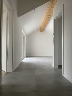 *Dachgeschosswohnung –  Stilvoll wohnen unter freiem Balkenwerk mit großem Balkon*