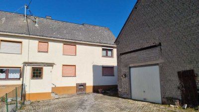Sanierungsbedürftig u. freigestellt, ruhig gelegenes Haus mit Scheune in Lykershausen zu verkaufen
