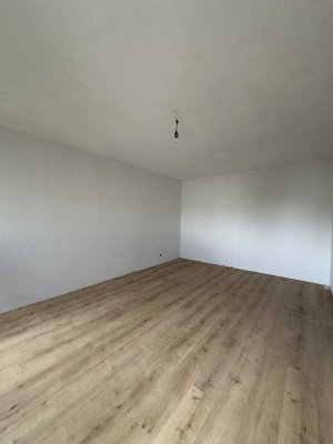 Renovierte 2-Zimmer-Wohnung mit Balkon, Aufzug und Stellplatz in Nauheim