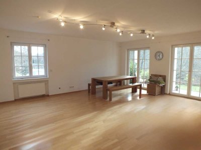 Wohnen im Grünen in Schlangenbad: Schöne, ruhige 1- Zimmer Erdgeschosswohnung mit Einbauküche