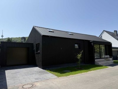 Erstbezug: Stilvolles Haus mit neuer Einbauküche und schönem Garten