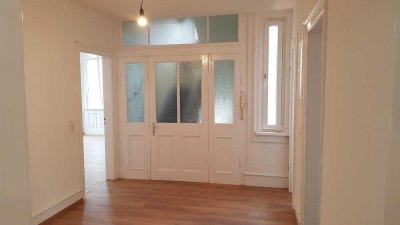 Große Lichtdurchflutete Altbauwohnung