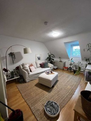 Modernes Wohnen in zentraler Lage: Charmante 2-Zimmer DG-Wohnung ideal für Studenten und Paare