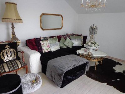 Helle 2.5-Zimmer Dachgeschosswohnung im GRÜNEN mit Balkon