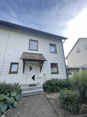 Preiswerte 6-Raum-DHH mit EBK in Donaustauf