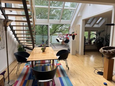 Sonnige Atelierwohnung mit großem Fensterelement