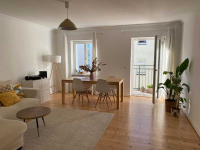 Vollständig renovierte 3-Raum-Wohnung mit Balkon und Einbauküche in Berlin