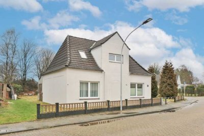 TT bietet an: Aufwendig und modern renoviertes Einfamilienhaus in ruhiger Lage von Neuengroden