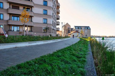 Exklusives Wohnen am Wasser: Lichtdurchflutete 3-Zimmer-Wohnung mit Balkon