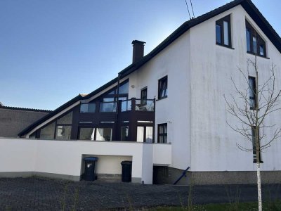Architekten-Zweifamilienhaus mit Maisonette-Wohnung in schöner Lage