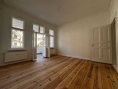 Erstbezug nach Sanierung - Wohnküche mit Balkon und zwei Schlafzimmer